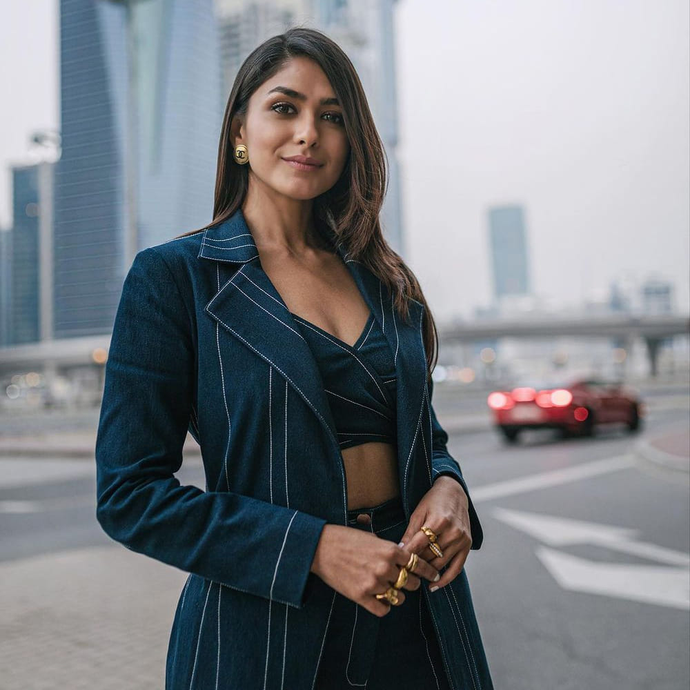 సీతారామంతో తెలుగు ప్రేక్షకులకు దగ్గరైన బాలీవుడ్ హాట్ గర్ల్ మృణాల్ ఠాకూర్.. ఈ ఒక్క సినిమా మృణాల్ కెరియర్ నే మార్చేసింది. ఇదే తరహాలో చాలామంది అభిమానులను సంపాందించి పెట్టింది. మరి ఎందుకు ఈ అమ్మడికి ఇంత క్రేజ్ అంటే ఆమె అందం.. ఆమె అందమే ఆమెకి ప్లస్ అయ్యింది. తాజాగా షేర్ చేసిన ఫొటోస్ లో కూడా కురాళ్ళ ఆమె అందాన్నే చూస్తునారు అంట.!