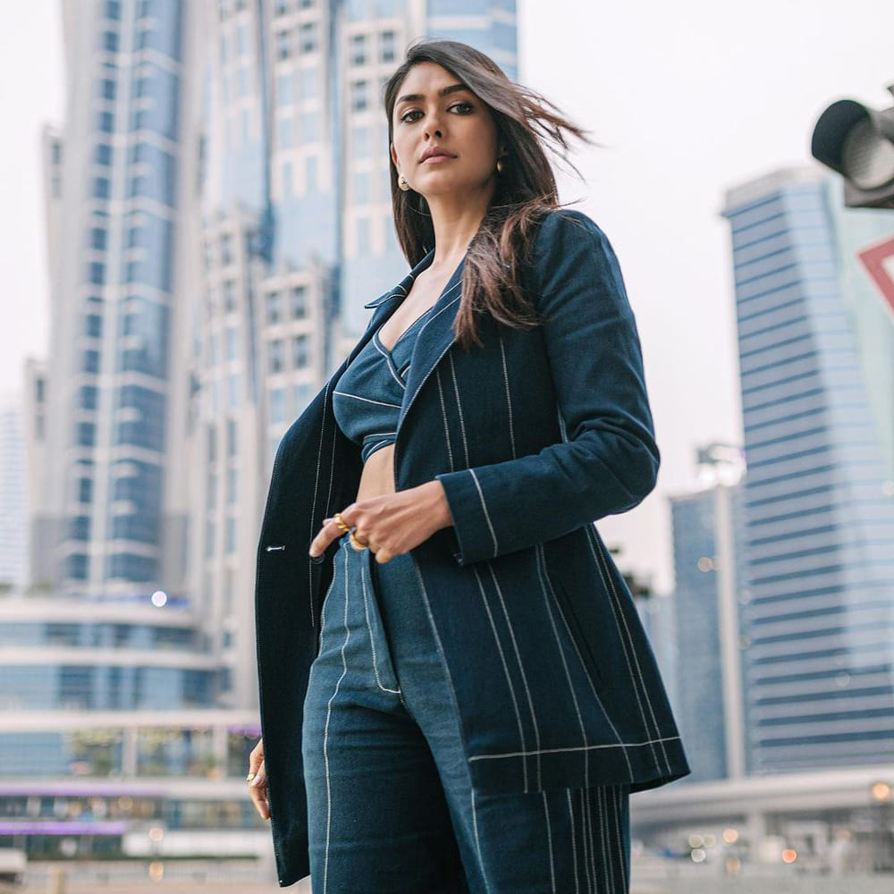 సీతారామంతో తెలుగు ప్రేక్షకులకు దగ్గరైన బాలీవుడ్ హాట్ గర్ల్ మృణాల్ ఠాకూర్.. ఈ ఒక్క సినిమా మృణాల్ కెరియర్ నే మార్చేసింది. ఇదే తరహాలో చాలామంది అభిమానులను సంపాందించి పెట్టింది. మరి ఎందుకు ఈ అమ్మడికి ఇంత క్రేజ్ అంటే ఆమె అందం.. ఆమె అందమే ఆమెకి ప్లస్ అయ్యింది. తాజాగా షేర్ చేసిన ఫొటోస్ లో కూడా కురాళ్ళ ఆమె అందాన్నే చూస్తునారు అంట.!