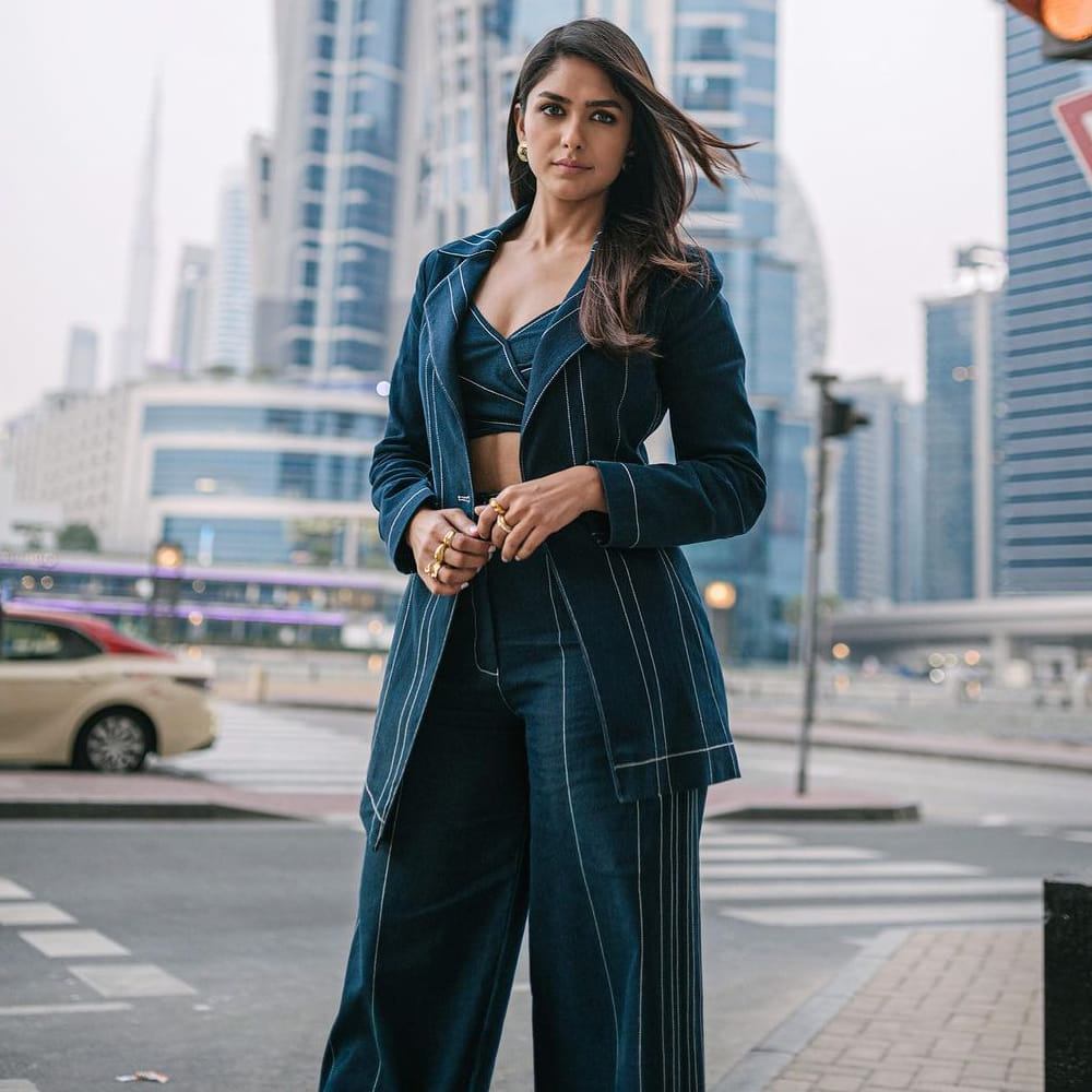 సీతారామంతో తెలుగు ప్రేక్షకులకు దగ్గరైన బాలీవుడ్ హాట్ గర్ల్ మృణాల్ ఠాకూర్.. ఈ ఒక్క సినిమా మృణాల్ కెరియర్ నే మార్చేసింది. ఇదే తరహాలో చాలామంది అభిమానులను సంపాందించి పెట్టింది. మరి ఎందుకు ఈ అమ్మడికి ఇంత క్రేజ్ అంటే ఆమె అందం.. ఆమె అందమే ఆమెకి ప్లస్ అయ్యింది. తాజాగా షేర్ చేసిన ఫొటోస్ లో కూడా కురాళ్ళ ఆమె అందాన్నే చూస్తునారు అంట.!