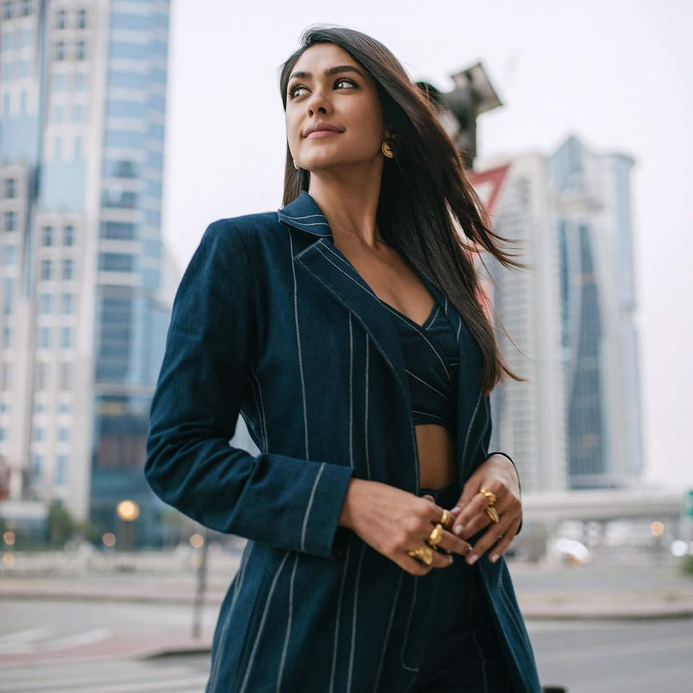 సీతారామంతో తెలుగు ప్రేక్షకులకు దగ్గరైన బాలీవుడ్ హాట్ గర్ల్ మృణాల్ ఠాకూర్.. ఈ ఒక్క సినిమా మృణాల్ కెరియర్ నే మార్చేసింది. ఇదే తరహాలో చాలామంది అభిమానులను సంపాందించి పెట్టింది. మరి ఎందుకు ఈ అమ్మడికి ఇంత క్రేజ్ అంటే ఆమె అందం.. ఆమె అందమే ఆమెకి ప్లస్ అయ్యింది. తాజాగా షేర్ చేసిన ఫొటోస్ లో కూడా కురాళ్ళ ఆమె అందాన్నే చూస్తునారు అంట.!