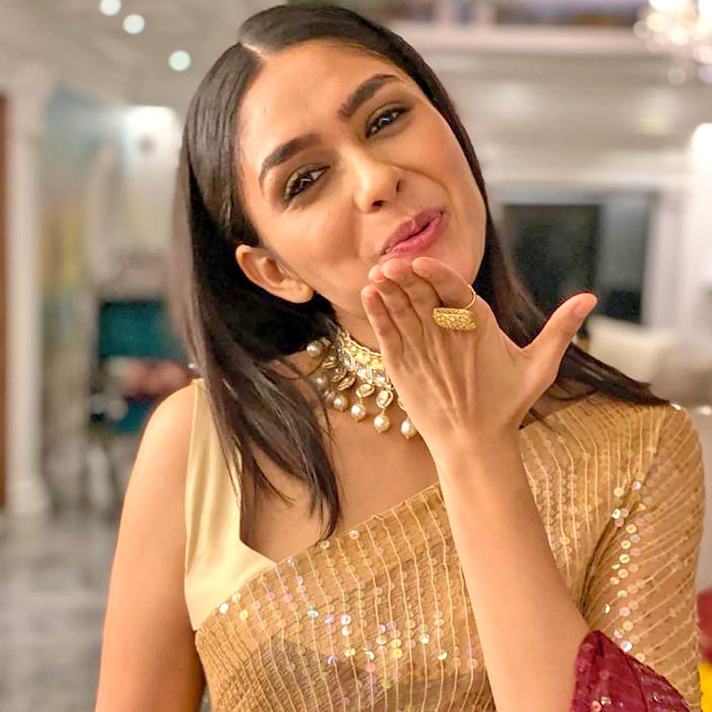 ప్రస్తుతం నేచురల్ స్టార్ నాని హీరోగా తెరకెక్కుతోన్న హాయ్ నాన్న అనే సినిమాలో నటిస్తుంది ఈ బ్యూటీ. ఈ సినిమా టైటిల్ ను రీసెంట్ గా అనౌన్స్ చేశారు. 