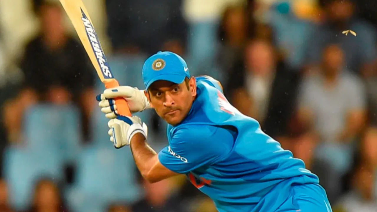 MS Dhoni Birthday: ఎన్నో రికార్డు బద్దలు కొట్టిన ధోనీ బ్యాట్ ఇప్పుడు ఎవరి వద్ద ఉందో తెలుసా..