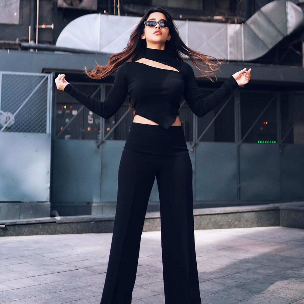 సరికొత్త లుక్స్ లో కుర్రకారు మనసులు దోచుకుంటూ సరికొత్త దారిలో వెళుతోంది ఈ చిన్నది.. అమ్మడి అందాలతో కుర్రకారును షేక్ చేస్తుంది నభా నటేష్. ఈ క్రమంలోనే తాజాగా షేర్ చేసిన బ్లాక్ డ్రెస్ ఫొటోస్ సోషల్ మీడియాలో వైరల్ అవుతున్నాయి.