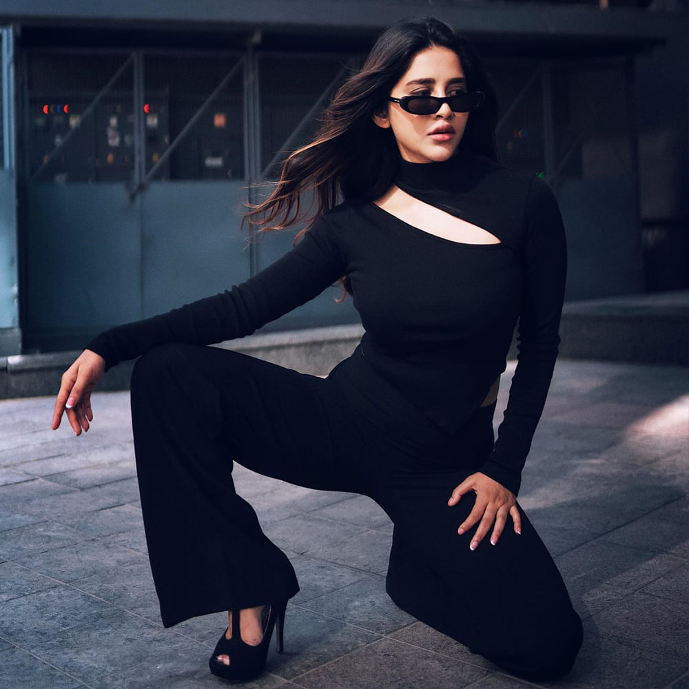 సరికొత్త లుక్స్ లో కుర్రకారు మనసులు దోచుకుంటూ సరికొత్త దారిలో వెళుతోంది ఈ చిన్నది.. అమ్మడి అందాలతో కుర్రకారును షేక్ చేస్తుంది నభా నటేష్. ఈ క్రమంలోనే తాజాగా షేర్ చేసిన బ్లాక్ డ్రెస్ ఫొటోస్ సోషల్ మీడియాలో వైరల్ అవుతున్నాయి.
