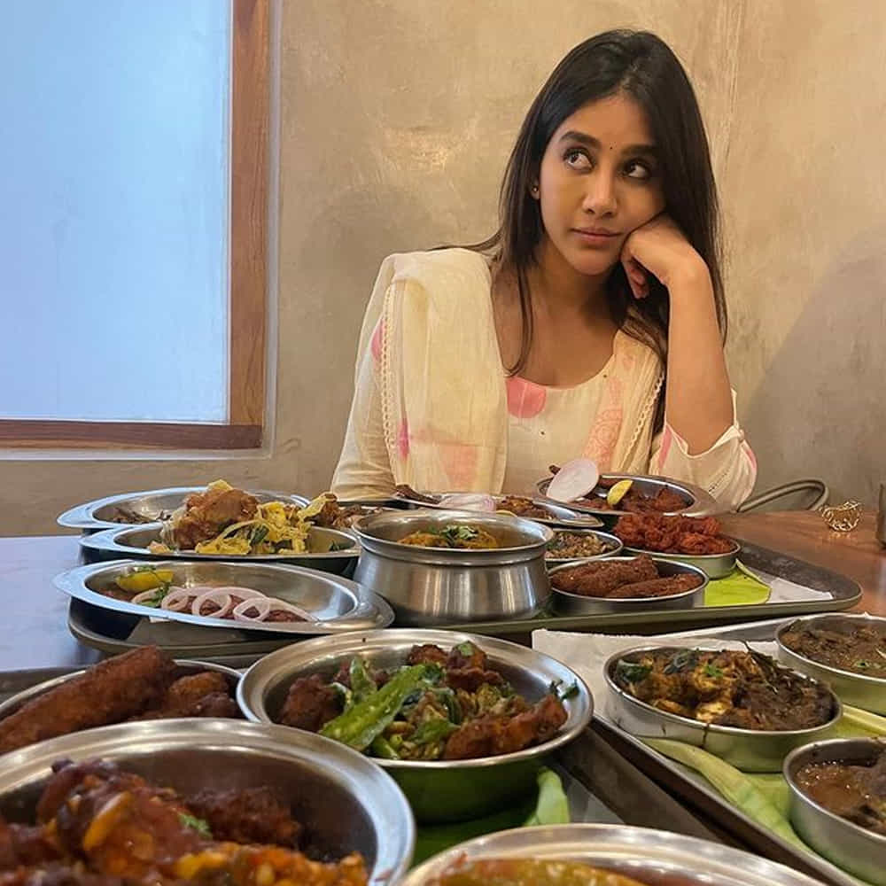 ‘నన్ను దోచుకుందువటే’ మూవీతో టాలీవుడ్ తెరంగేట్రం చేసింది అందాల తార నభా నటేష్. మొదటి సినిమాతోనే అందం, అభినయంతో కుర్రాళ్లను మంత్రముగ్ధులను చేసింది ఈ ముద్దుగుమ్మ. తర్వాత 2019లో రామ్ పోతినేనికి జోడిగా 'ఇస్మార్ట్ శంకర్' చిత్రంతో మంచి గుర్తింపు తెచ్చుకుంది. ఆ తర్వాత డిస్కో రాజా, సోలో బ్రతుకే సో బెటర్, అల్లుడు అదుర్స్, మేస్ట్రో వంటి తెలుగు సినిమాల్లో నటించింది. తాజా సోషల్ మీడియాలో తన ఫోటోలతో ఆకట్టుకుంటుంది ఈ ముద్దుగుమ్మ.