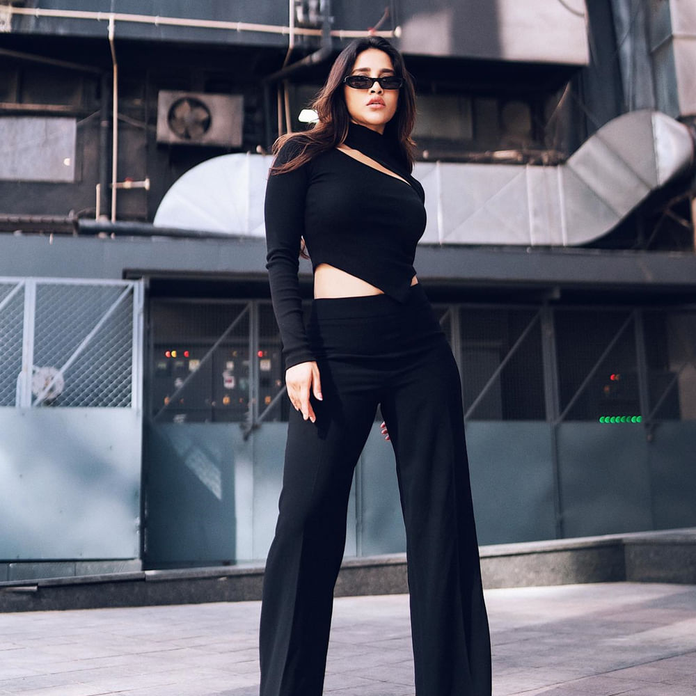 సరికొత్త లుక్స్ లో కుర్రకారు మనసులు దోచుకుంటూ సరికొత్త దారిలో వెళుతోంది ఈ చిన్నది.. అమ్మడి అందాలతో కుర్రకారును షేక్ చేస్తుంది నభా నటేష్. ఈ క్రమంలోనే తాజాగా షేర్ చేసిన బ్లాక్ డ్రెస్ ఫొటోస్ సోషల్ మీడియాలో వైరల్ అవుతున్నాయి.
