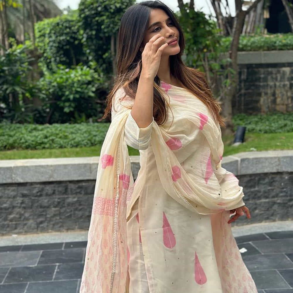 ‘నన్ను దోచుకుందువటే’ మూవీతో టాలీవుడ్ తెరంగేట్రం చేసింది అందాల తార నభా నటేష్. మొదటి సినిమాతోనే అందం, అభినయంతో కుర్రాళ్లను మంత్రముగ్ధులను చేసింది ఈ ముద్దుగుమ్మ. తర్వాత 2019లో రామ్ పోతినేనికి జోడిగా 'ఇస్మార్ట్ శంకర్' చిత్రంతో మంచి గుర్తింపు తెచ్చుకుంది. ఆ తర్వాత డిస్కో రాజా, సోలో బ్రతుకే సో బెటర్, అల్లుడు అదుర్స్, మేస్ట్రో వంటి తెలుగు సినిమాల్లో నటించింది. తాజా సోషల్ మీడియాలో తన ఫోటోలతో ఆకట్టుకుంటుంది ఈ ముద్దుగుమ్మ.