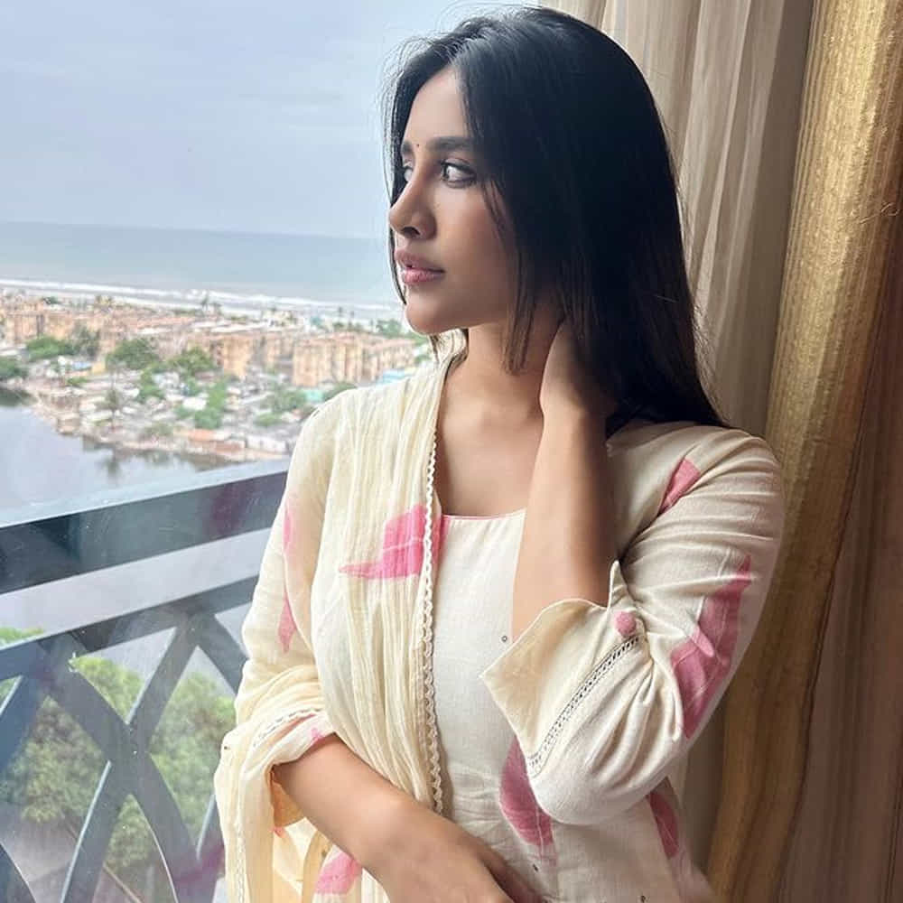 ‘నన్ను దోచుకుందువటే’ మూవీతో టాలీవుడ్ తెరంగేట్రం చేసింది అందాల తార నభా నటేష్. మొదటి సినిమాతోనే అందం, అభినయంతో కుర్రాళ్లను మంత్రముగ్ధులను చేసింది ఈ ముద్దుగుమ్మ. తర్వాత 2019లో రామ్ పోతినేనికి జోడిగా 'ఇస్మార్ట్ శంకర్' చిత్రంతో మంచి గుర్తింపు తెచ్చుకుంది. ఆ తర్వాత డిస్కో రాజా, సోలో బ్రతుకే సో బెటర్, అల్లుడు అదుర్స్, మేస్ట్రో వంటి తెలుగు సినిమాల్లో నటించింది. తాజా సోషల్ మీడియాలో తన ఫోటోలతో ఆకట్టుకుంటుంది ఈ ముద్దుగుమ్మ.