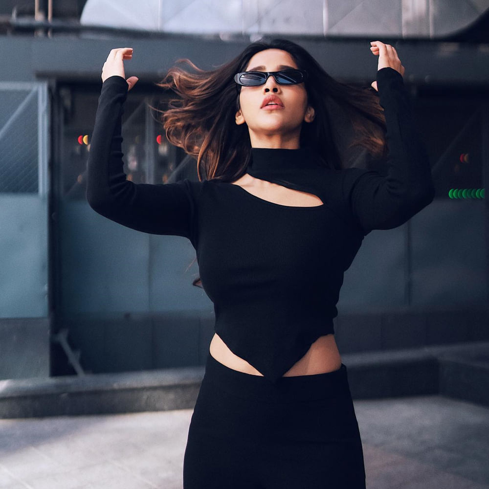 సరికొత్త లుక్స్ లో కుర్రకారు మనసులు దోచుకుంటూ సరికొత్త దారిలో వెళుతోంది ఈ చిన్నది.. అమ్మడి అందాలతో కుర్రకారును షేక్ చేస్తుంది నభా నటేష్. ఈ క్రమంలోనే తాజాగా షేర్ చేసిన బ్లాక్ డ్రెస్ ఫొటోస్ సోషల్ మీడియాలో వైరల్ అవుతున్నాయి.
