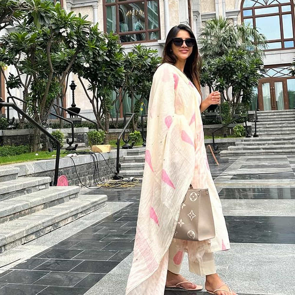 ‘నన్ను దోచుకుందువటే’ మూవీతో టాలీవుడ్ తెరంగేట్రం చేసింది అందాల తార నభా నటేష్. మొదటి సినిమాతోనే అందం, అభినయంతో కుర్రాళ్లను మంత్రముగ్ధులను చేసింది ఈ ముద్దుగుమ్మ. తర్వాత 2019లో రామ్ పోతినేనికి జోడిగా 'ఇస్మార్ట్ శంకర్' చిత్రంతో మంచి గుర్తింపు తెచ్చుకుంది. ఆ తర్వాత డిస్కో రాజా, సోలో బ్రతుకే సో బెటర్, అల్లుడు అదుర్స్, మేస్ట్రో వంటి తెలుగు సినిమాల్లో నటించింది. తాజా సోషల్ మీడియాలో తన ఫోటోలతో ఆకట్టుకుంటుంది ఈ ముద్దుగుమ్మ.