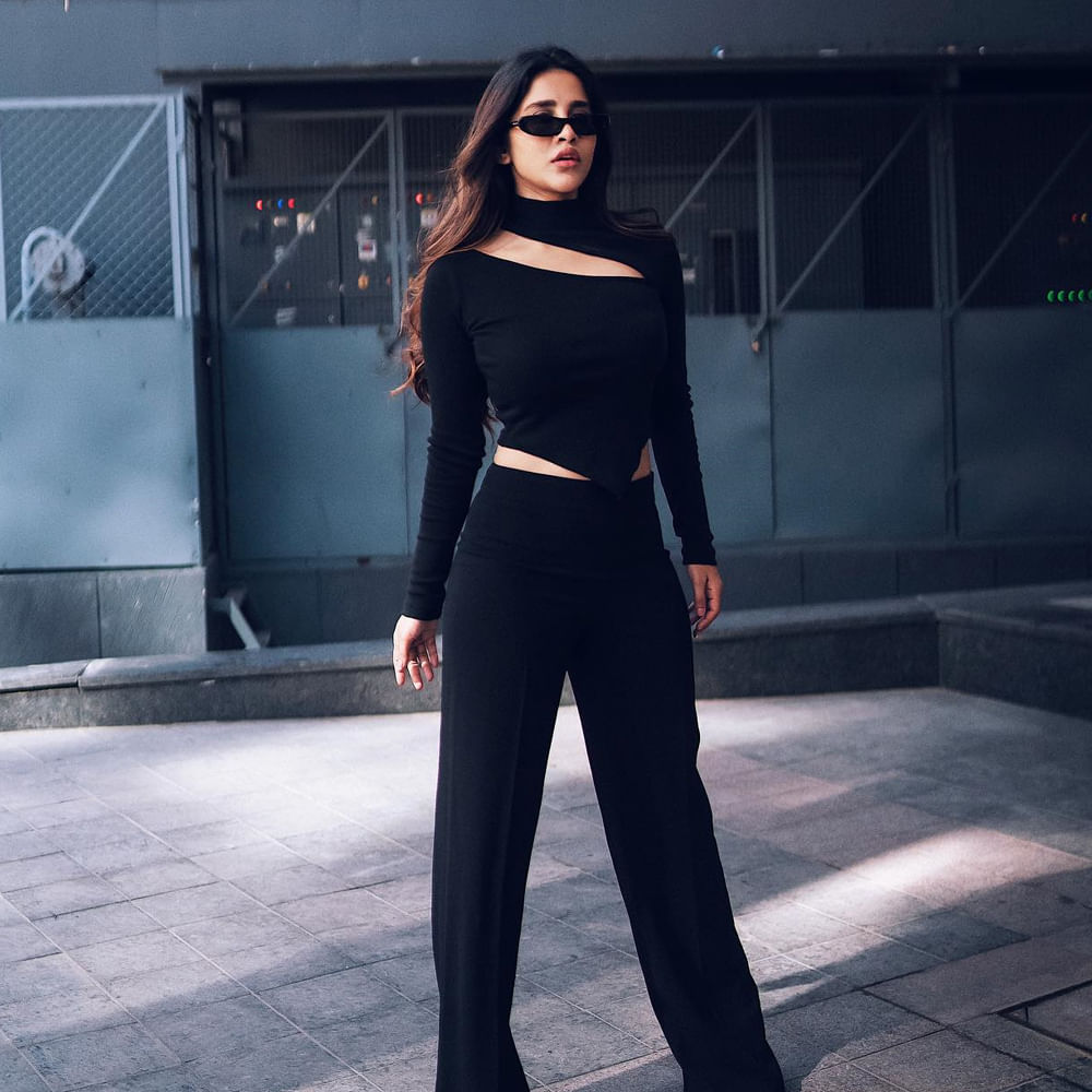 సరికొత్త లుక్స్ లో కుర్రకారు మనసులు దోచుకుంటూ సరికొత్త దారిలో వెళుతోంది ఈ చిన్నది.. అమ్మడి అందాలతో కుర్రకారును షేక్ చేస్తుంది నభా నటేష్. ఈ క్రమంలోనే తాజాగా షేర్ చేసిన బ్లాక్ డ్రెస్ ఫొటోస్ సోషల్ మీడియాలో వైరల్ అవుతున్నాయి.
