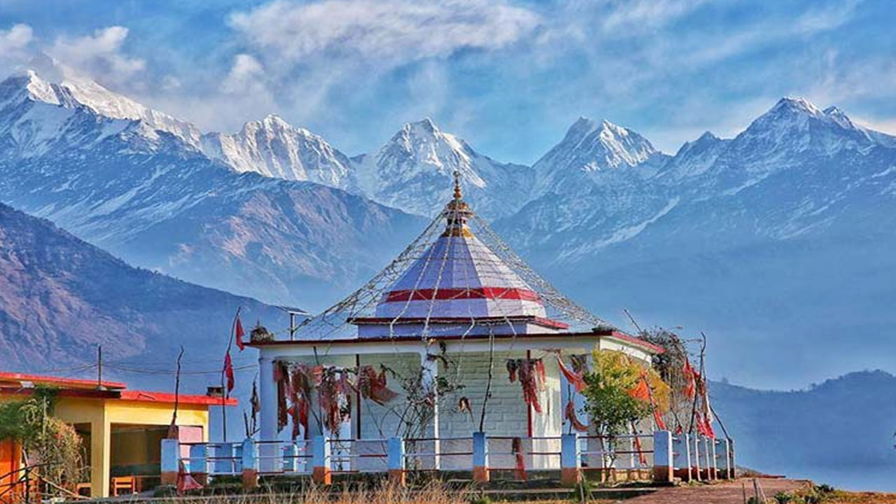 Nanda Devi Temple- నందా దేవి ఆలయం ఈ ప్రాంతంలో అతి ముఖ్యమైన ఆలయం. మాతా నందా దేవి ఇక్కడ సాధారణ ప్రజలకు, పూర్వ కాలపు పాలకులకు రక్షక దేవత. నందా దేవి ఆలయం చాలా పురాతనమైనది. ఆకర్షణీయమైనది. అల్మోరా పట్టణంలోని ప్రధాన ఆకర్షణ. ఇక్కడి శిల్పాలు సందర్శకులు, భక్తులను ఆకట్టుకుంటాయి.