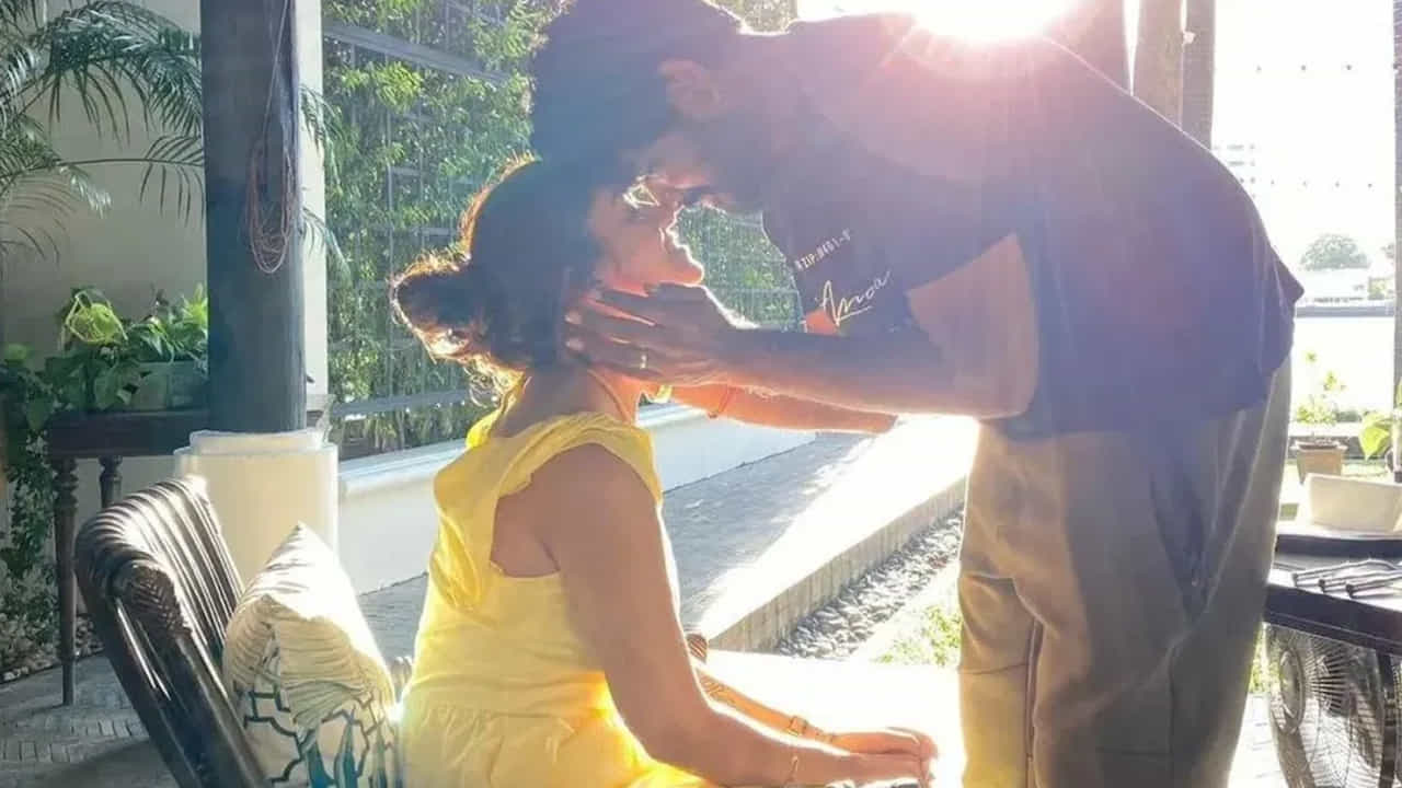 దక్షిణాది ఇండస్ట్రీలో స్టార్ హీరోఇయన్గా వెలుగొందుతోంది నయనతార. ప్రస్తుతం బాలీవుడ్లోనూ సత్తాచాలేందుకు సిద్ధమైంది. షారుఖ్ ఖాన్తో నయన్ నటించిన జవాన్ త్వరలోనే ప్రేక్షకుల ముందుకు రానుంది. కాగా గతేడాది దర్శకుడు విఘ్నేష్ శివన్ని పెళ్లి చేసుకుందీ అందాల తార. ఆ తర్వాత సరోగసి పద్ధతిలో ఇద్దరు పిల్లలకు జన్మనిచ్చింది. కాగా నయనతార, ఆమె విఘ్నేష్ శివన్ తప్పితే ఆమె ఫ్యామిలీ గురించి చాలామందికి తెలియదు.