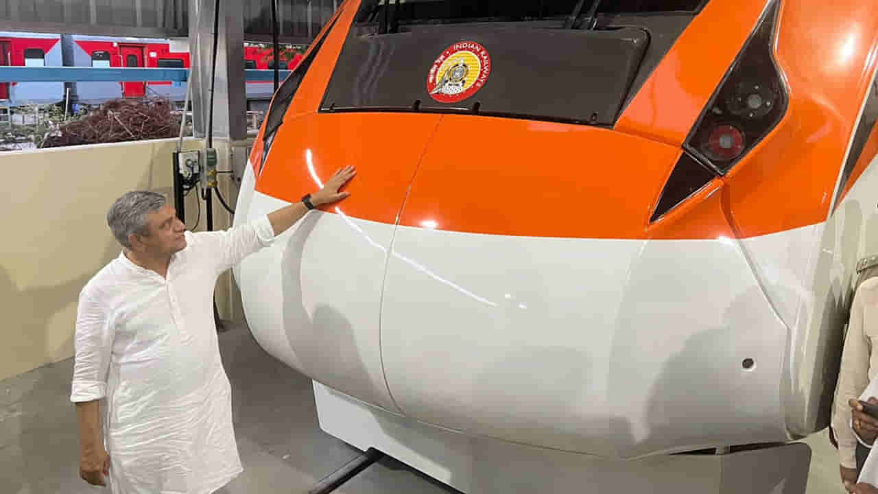 Ashwini Vaishnaw: కొత్త వందేభారత్ ఎక్స్ప్రెస్ రైళ్లను పరిశీలించిన కేంద్రమంత్రి అశ్విని వైష్ణవ్.. ఫొటోలు చూస్తే వావ్ అనాల్సిందే..