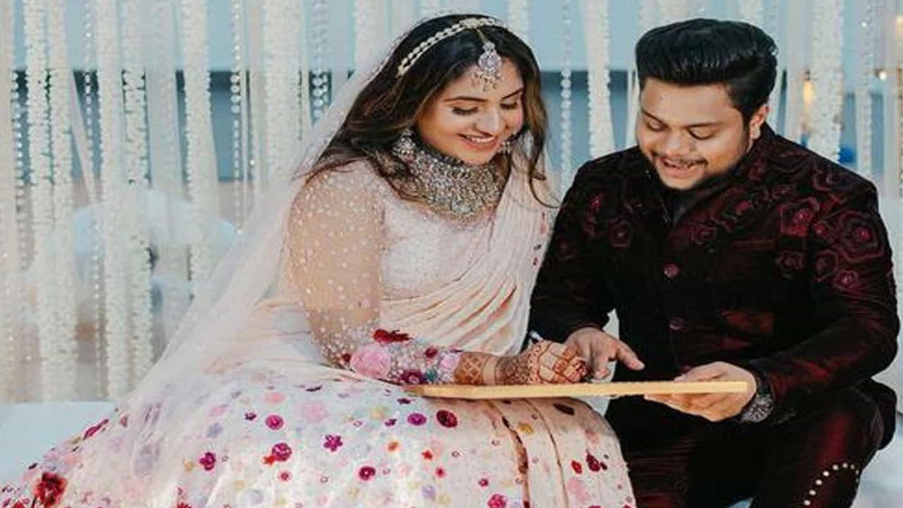 ఓ సినిమాకు పనిచేస్తున్న క్రమంలో యాక్టర్ కమ్ రైటర్ అయిన ఫహిమ్ సఫర్, నూరిన్ షరీప్‌ పరిచయం ఏర్పడింది. ఆ తర్వాత కొన్నాళ్లకు ఫ్రెండ్స్ అవ్వడం ప్రేమలో పడటం, నిశ్చితార్ధం, పెళ్లి అంతా చకచకా జరిగిపోయింది. 