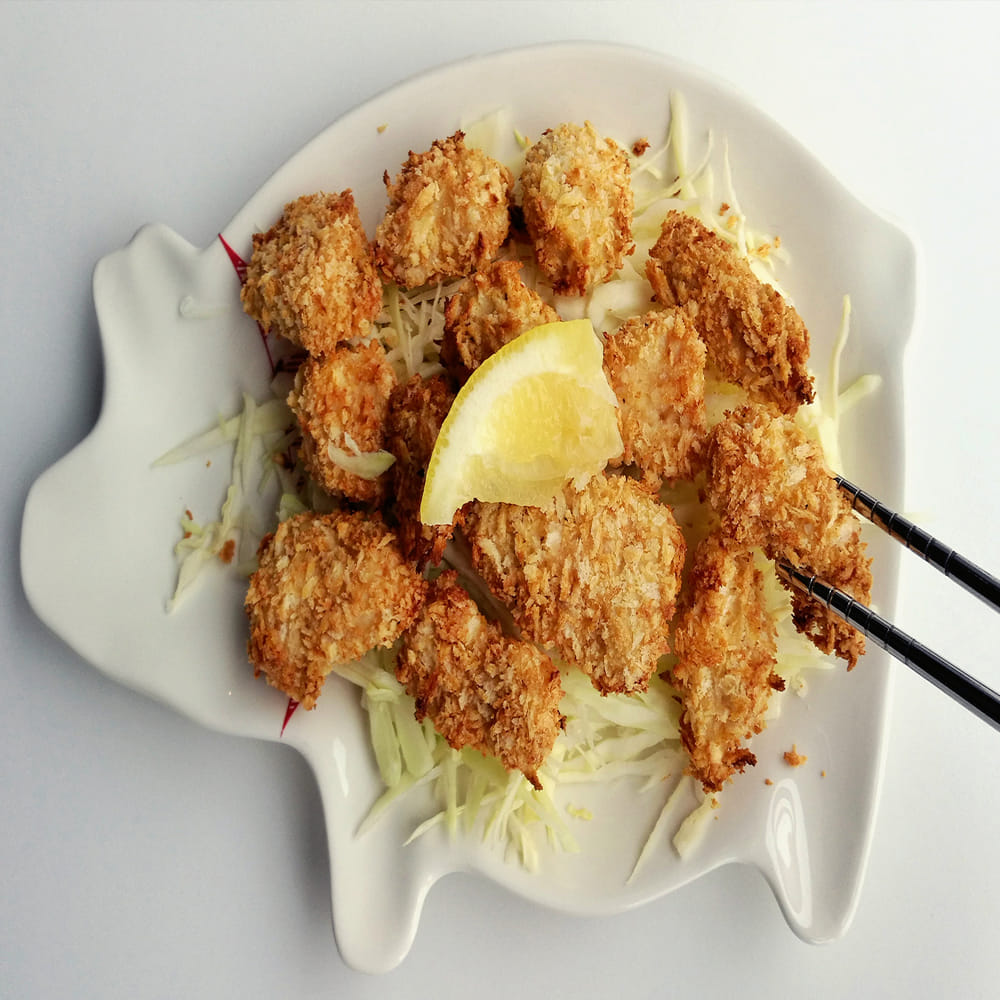 ఈ వంటకం కోసం చికెన్‌ను నిమ్మరసం, ఉల్లిపాయలతో మెరినేట్ చేసి ఒక గంట నానబెట్టాలి. తర్వాత పెరుగులో కొన్ని మసాలాలు కలపి నానబెట్టిన చికెన్‌తో కలపాలి.