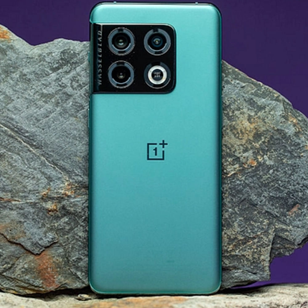 భారతదేశంలో OnePlus 10 Pro 5G స్మార్ట్‌ఫోన్ 2 మోడళ్లలో విడుదలయింది. 8GB RAM+128GB వేరియంట్ ధర రూ.66,999.. అలాగే 12GB RAM+256GB మోడల్ ప్రైస్ రూ.71,999. 