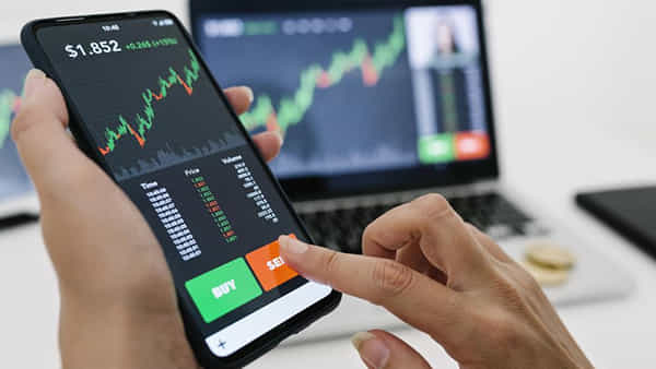 Online Trading: చెప్పుడు మాటలు అస్సలు వినకండి.. ఆన్లైన్ ట్రేడింగ్ అంటే ఏంటో తెలుసుకోండి..