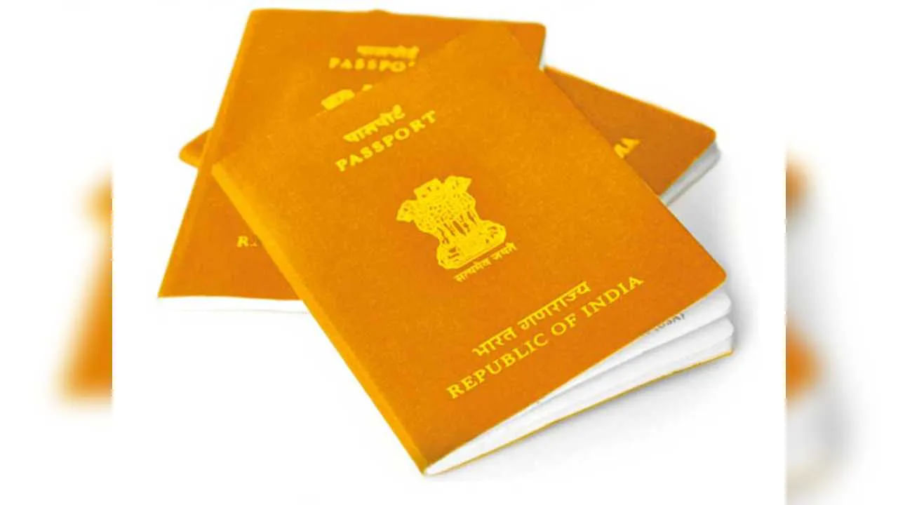 Passport Colour Code: భారత ప్రభుత్వం కూడా ఆరెంజ్ కలర్ పాస్‌పోర్ట్‌ను సూచించింది, ఇది 10వ తరగతి వరకు మాత్రమే చదివిన వ్యక్తికి జారీ చేయబడుతుంది. విదేశాల్లో పనిచేస్తున్న వలస కూలీలకు ఇది ఎక్కువగా జరుగుతుంది. దిశలను అర్థం చేసుకోవడానికి వారికి ఎవరి సహాయం కావాలి. ఈ పాస్‌పోర్ట్‌లో హోల్డర్ గురించిన సమాచారం కూడా నమోదు చేయబడుతుంది.