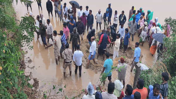 వరినాట్లు వేసేందుకు వెళ్లిన వ్యవసాయ కూలీ.. ఊహించని ప్రమాదంలో చిక్కుకొని నరకయాతన