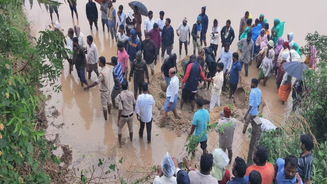 వరినాట్లు వేసేందుకు వెళ్లిన వ్యవసాయ కూలీ.. ఊహించని ప్రమాదంలో చిక్కుకొని నరకయాతన