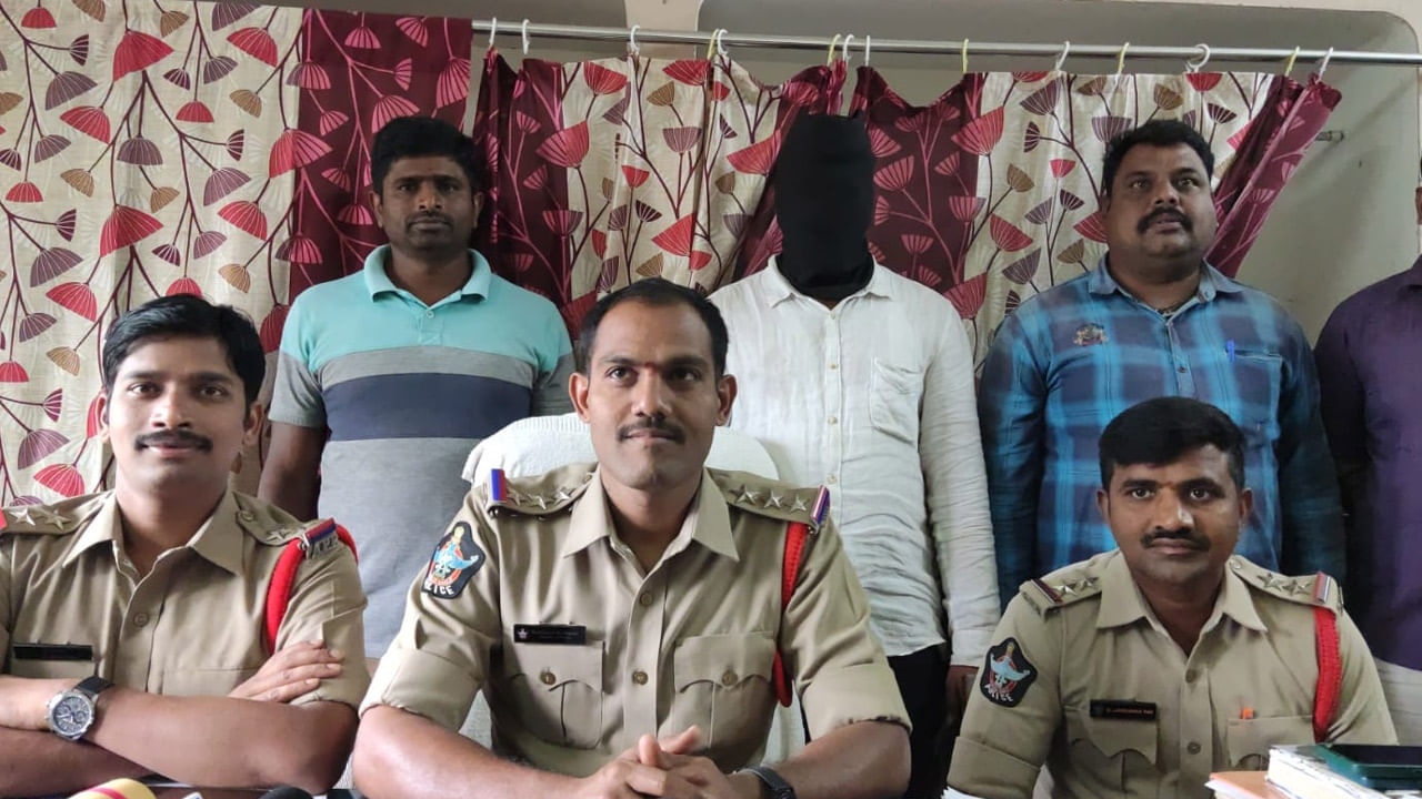 Andhra Pradesh: ఇక్కడ ఢీకొట్టాడు.. మహారాష్ట్రలో తేలాడు.. ఆ గంజాయ్ వాహనం మిస్టరీ వీడింది..