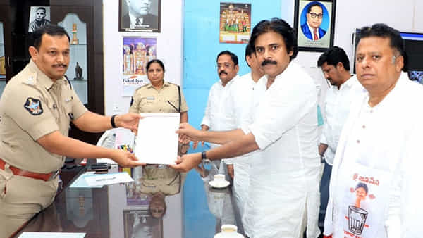 Pawan Kalyan: తిరుపతి ఎస్పీని కలిసిన పవన్ కళ్యాణ్.. సీఐ అంజు యాదవ్పై ఫిర్యాదు.