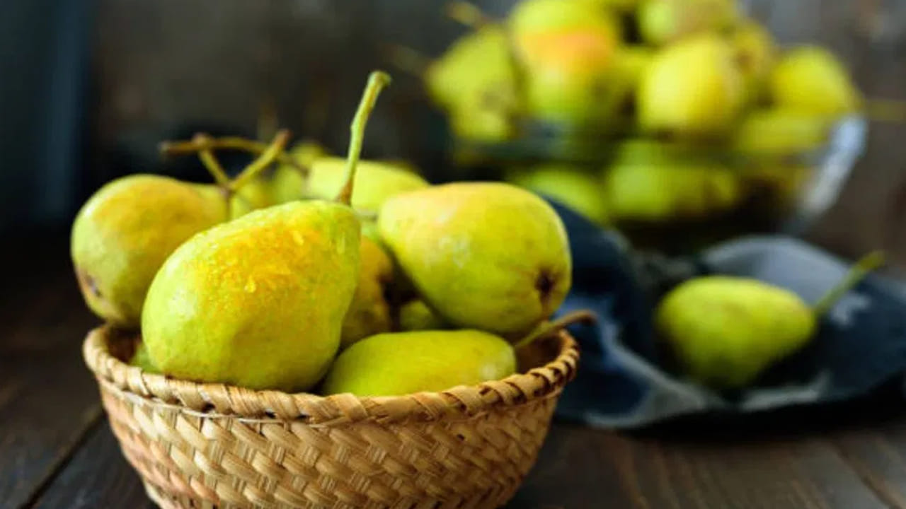 మలబద్ధకం కోసం అనేక రకాల మందులు ఉన్నాయి. కానీ మొదట, ఔషధం తీసుకోకండి. రోజువారీ ఆహారంలో పట్టుబట్టండి. మలబద్దకాన్ని నివారించడంలో అరటిపండు బాగా పనిచేస్తుంది. మీరు ప్రతిరోజూ ఒక పండిన అరటిపండు తినవచ్చు. మీకు డయాబెటిస్ సమస్య ఉంటే, మీరు తప్పనిసరిగా వైద్యుడిని సంప్రదించాలి.