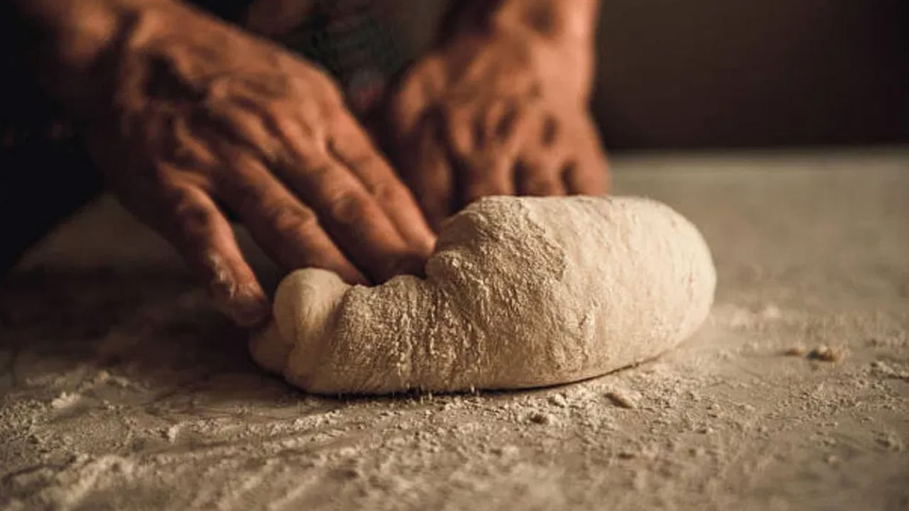 పిండిని చాలా గట్టిగా పిసికి కలుపుకోవద్దు. అలా అని చాలా పలుచన చేయవద్దు. చేతితో చూడండి. ఇది తేలికగా, మృదువుగా ఉంటే రొట్టె చేయడం చాలా ఈజీగా ఉంటుంది. పిండిని పిసికిన తర్వాత, 15 నిమిషాలు మూతపెట్టి ఉంచండి. ఇలా చేయడం వల్ల రొట్టె మృదువుగా వస్తాయి.