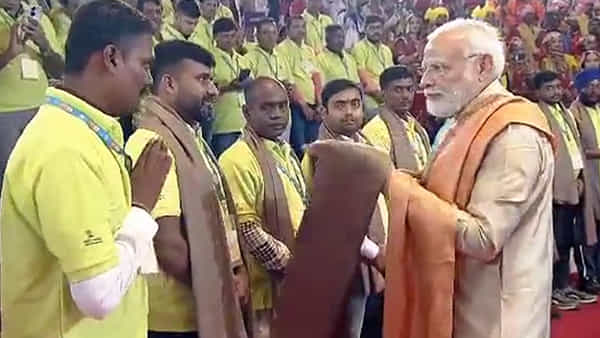 PM Modi: వారి వల్లే ఇదంతా.. శ్రమజీవులను ఘనంగా సత్కరించిన ప్రధాని నరేంద్ర మోడీ..