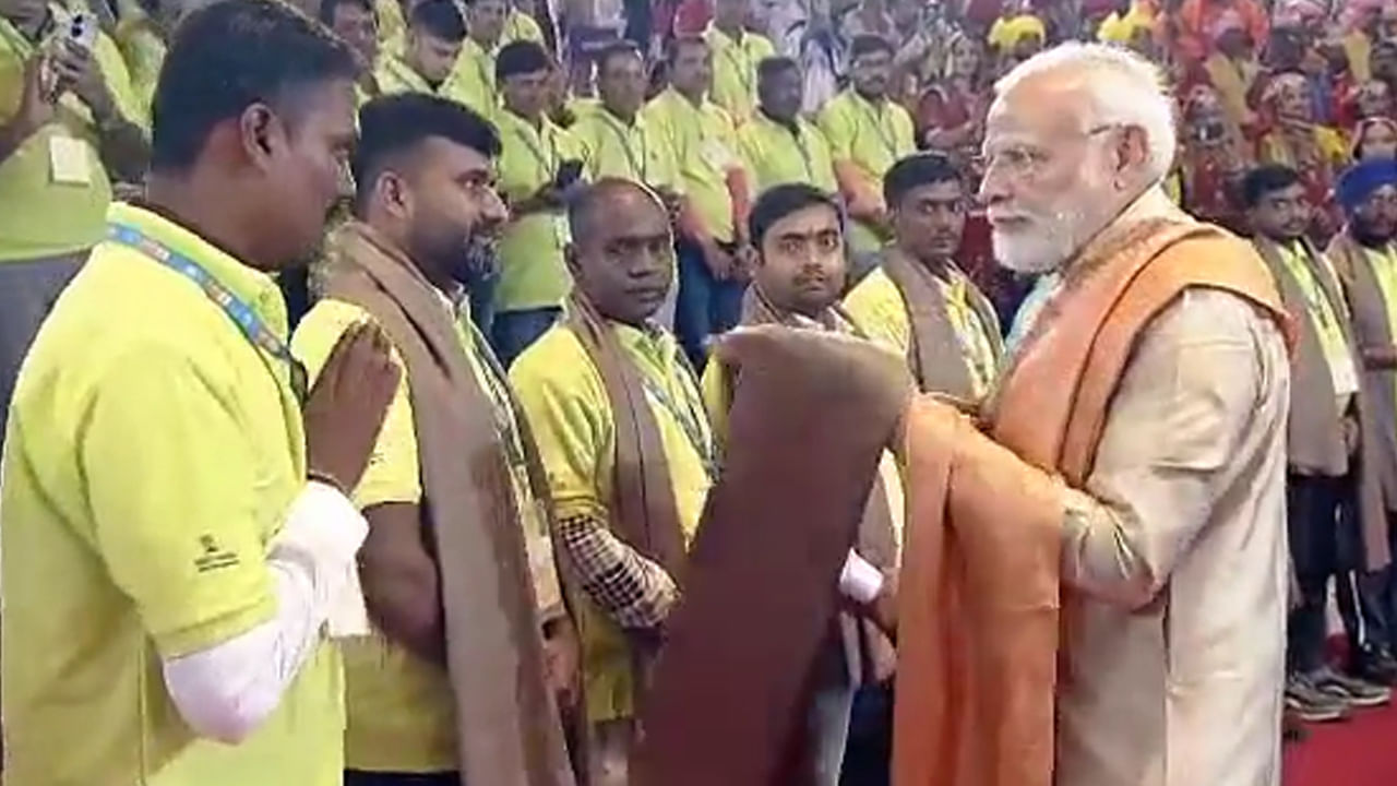 PM Modi: వారి వల్లే ఇదంతా.. శ్రమజీవులను ఘనంగా సత్కరించిన ప్రధాని నరేంద్ర మోడీ..