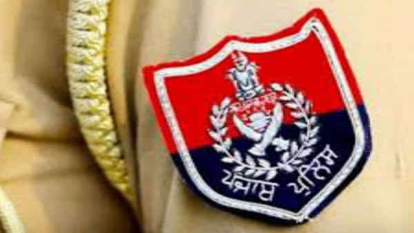 దొంగను పట్టుకొని స్టేషన్కు తీసుకొచ్చిన హోంగార్డు.. పోలీసులు చేసిన పనికి రోడ్డుపై నిరసన