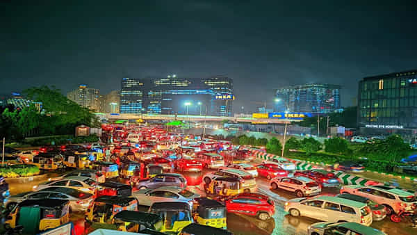 Hyderabad Rains: ఐటీ కంపెనీలకు తెలంగాణ పోలీస్ సూచనలు.. ఇలా వెళితే ట్రాఫిక్ కష్టాలకు చెక్..