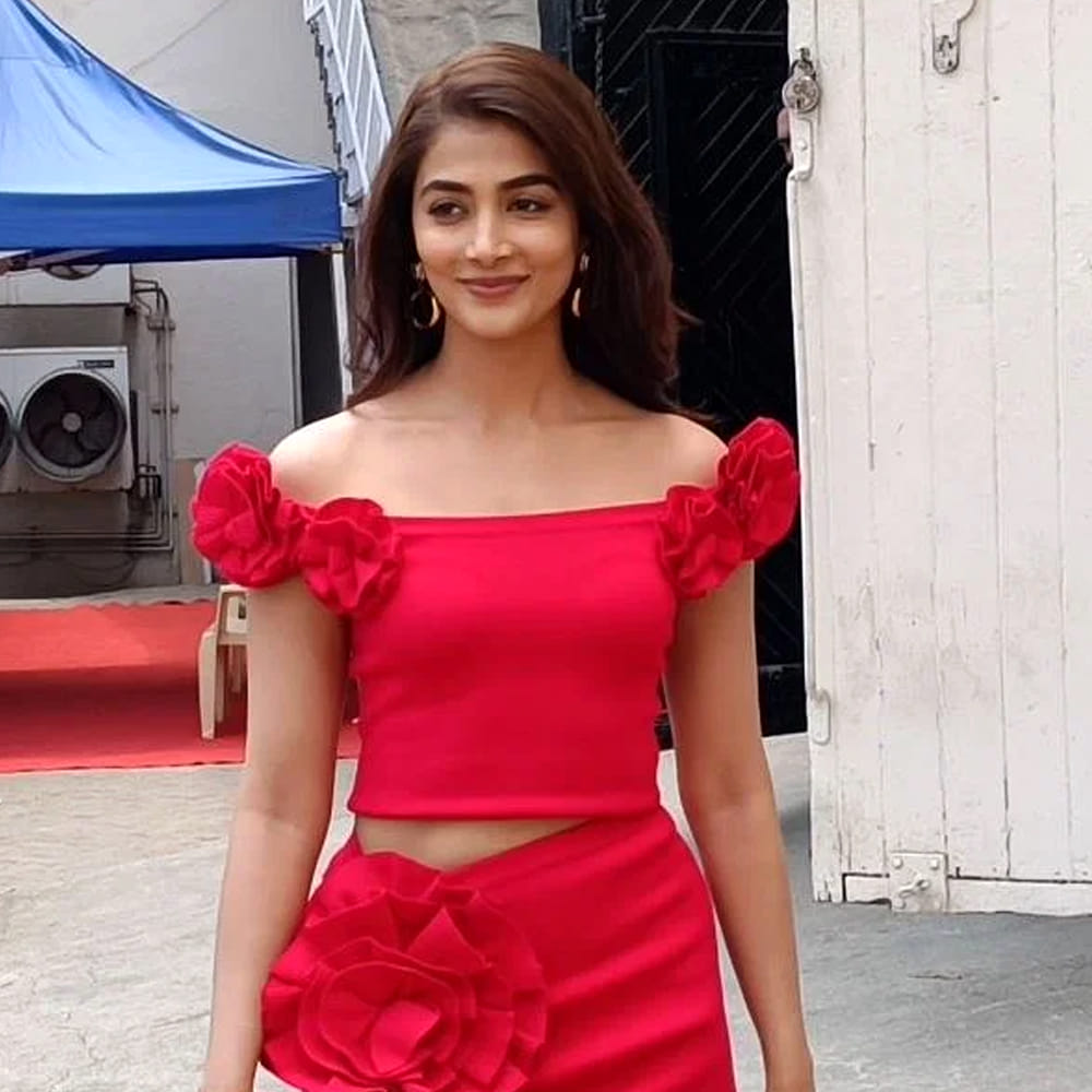 ఇదిలా ఉంటే ఇప్పుడు ఈ అమ్మడు వచ్చిన రెండు క్రేజీ ఆఫర్స్ ను చేజార్చుకోవడంతో పూజ అభిమానులు నిరాశ వ్యక్తం చేస్తున్నారు. 