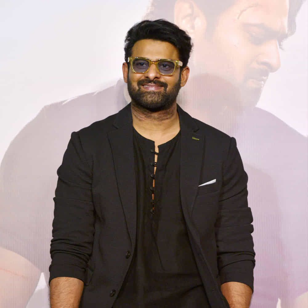 ప్రభాస్‌ ఎప్పుడు ఏ జోనర్‌ నుంచి ఏ జోనర్‌లోకి షిఫ్ట్ అవుతారో అంత తేలిగ్గా ఎవరూ చెప్పలేరు. వరుసగా భారీ సినిమాలతో బిజీ అయిన డార్లింగ్‌, త్వరలోనే ఓ మాంఛి హార్ట్ టచింగ్‌ సినిమా తీయాలని ఫిక్స్ అయ్యారట. అందుకే, ఇటీవల సీతారామమ్‌తో బ్రీజీ ఎంటర్‌టైనర్‌ ఇచ్చిన హను రాఘవపూడి కథకు గ్రీన్‌ సిగ్నల్‌ ఇచ్చారనే టాక్‌ వినిపిస్తోంది. 