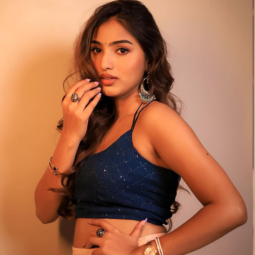  ఆ తర్వాత చైల్డ్ ఆర్టిస్ట్ గా పలు సినిమాల్లోనే కాకుండా.. సీరియల్స్ కూడా చేసింది. ఇక ఆ తర్వాత సీరియల్స్ లో మెయిన్ లీడ్ పాత్రలు పోషించింది. పసుపు కుంకుమ, గంగ మంగ సీరియల్లలో నటించింది. 