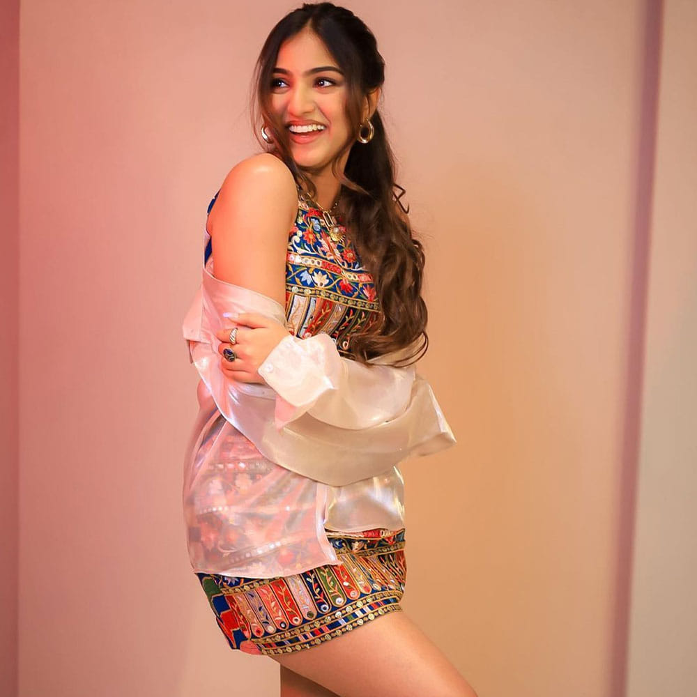 ప్రస్తుతం టాలీవుడ్ ఇండస్ట్రీలో తెలుగమ్మాయిలు హీరోయిన్లుగా సత్తా చాటుతున్నారు. ఓవైపు చేతినిండా సినిమాలతో శ్రీలీల దూసుకుపోతుండగా.. మరోవైపు వైష్ణవి చైతన్య బేబి సినిమాతో హిట్టు కొట్టింది. తాజాగా మరో చిన్నది కథానాయికగా రాణిస్తోంది. తనే ప్రణవి మానుకొండ. 