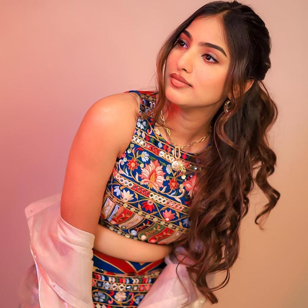 బాలనటిగా సినీ పరిశ్రమలోకి అడుగుపెట్టిన ప్రణవి ఇప్పుడు వెండితెరపై కథానాయికగా అలరిస్తోంది. తాజాగా స్లమ్  డాగ్ హస్బెండ్ సినిమాతో ప్రణవి హీరోయిన్ గా నటించింది. 