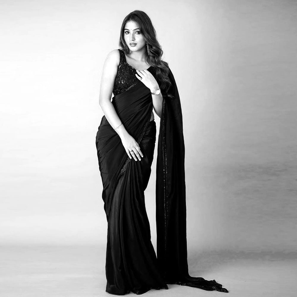 చిల్డ్ ఆర్టిస్ట్ గా కెరీర్ ని ప్రారంభించిన ప్రణవి మానుకొండ ఉయ్యాల జంపాల సినిమాతో మంచి క్రేజ్ తెచ్చుకుంది. ఇక ఇప్పుడు ఈ అమ్మడు తెలియని యూత్ లేదు.. ఈ వయ్యారి భామ సోషల్ మీడియా ద్వారా మరింత క్రేజ్ ని సొంతం చేసుకుంది. తాజాగా ఈ అమ్మడు పోస్ట్ చేసిన ఫొటోస్ చూసి కుర్రకారు మైమరిచిపోతున్నారు.