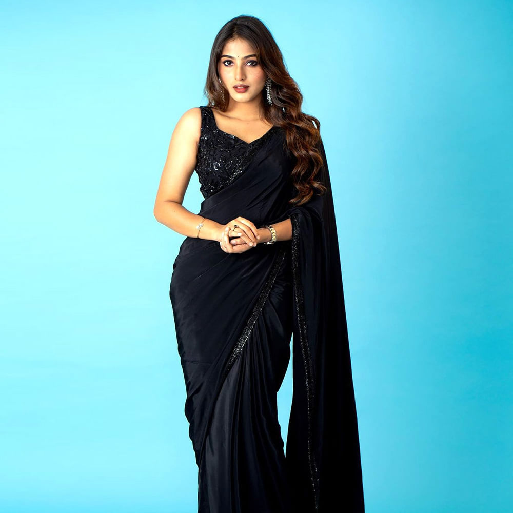 చిల్డ్ ఆర్టిస్ట్ గా కెరీర్ ని ప్రారంభించిన ప్రణవి మానుకొండ ఉయ్యాల జంపాల సినిమాతో మంచి క్రేజ్ తెచ్చుకుంది. ఇక ఇప్పుడు ఈ అమ్మడు తెలియని యూత్ లేదు.. ఈ వయ్యారి భామ సోషల్ మీడియా ద్వారా మరింత క్రేజ్ ని సొంతం చేసుకుంది. తాజాగా ఈ అమ్మడు పోస్ట్ చేసిన ఫొటోస్ చూసి కుర్రకారు మైమరిచిపోతున్నారు.