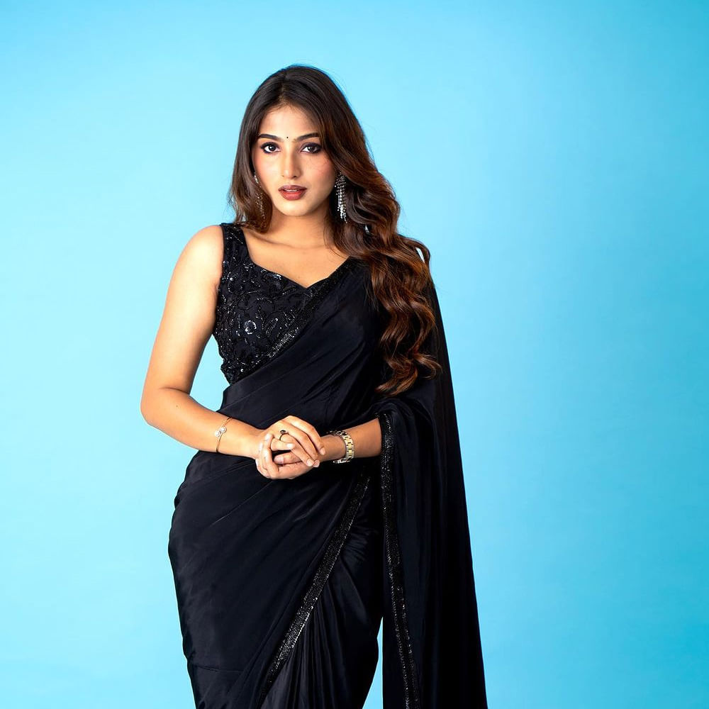 చిల్డ్ ఆర్టిస్ట్ గా కెరీర్ ని ప్రారంభించిన ప్రణవి మానుకొండ ఉయ్యాల జంపాల సినిమాతో మంచి క్రేజ్ తెచ్చుకుంది. ఇక ఇప్పుడు ఈ అమ్మడు తెలియని యూత్ లేదు.. ఈ వయ్యారి భామ సోషల్ మీడియా ద్వారా మరింత క్రేజ్ ని సొంతం చేసుకుంది. తాజాగా ఈ అమ్మడు పోస్ట్ చేసిన ఫొటోస్ చూసి కుర్రకారు మైమరిచిపోతున్నారు.