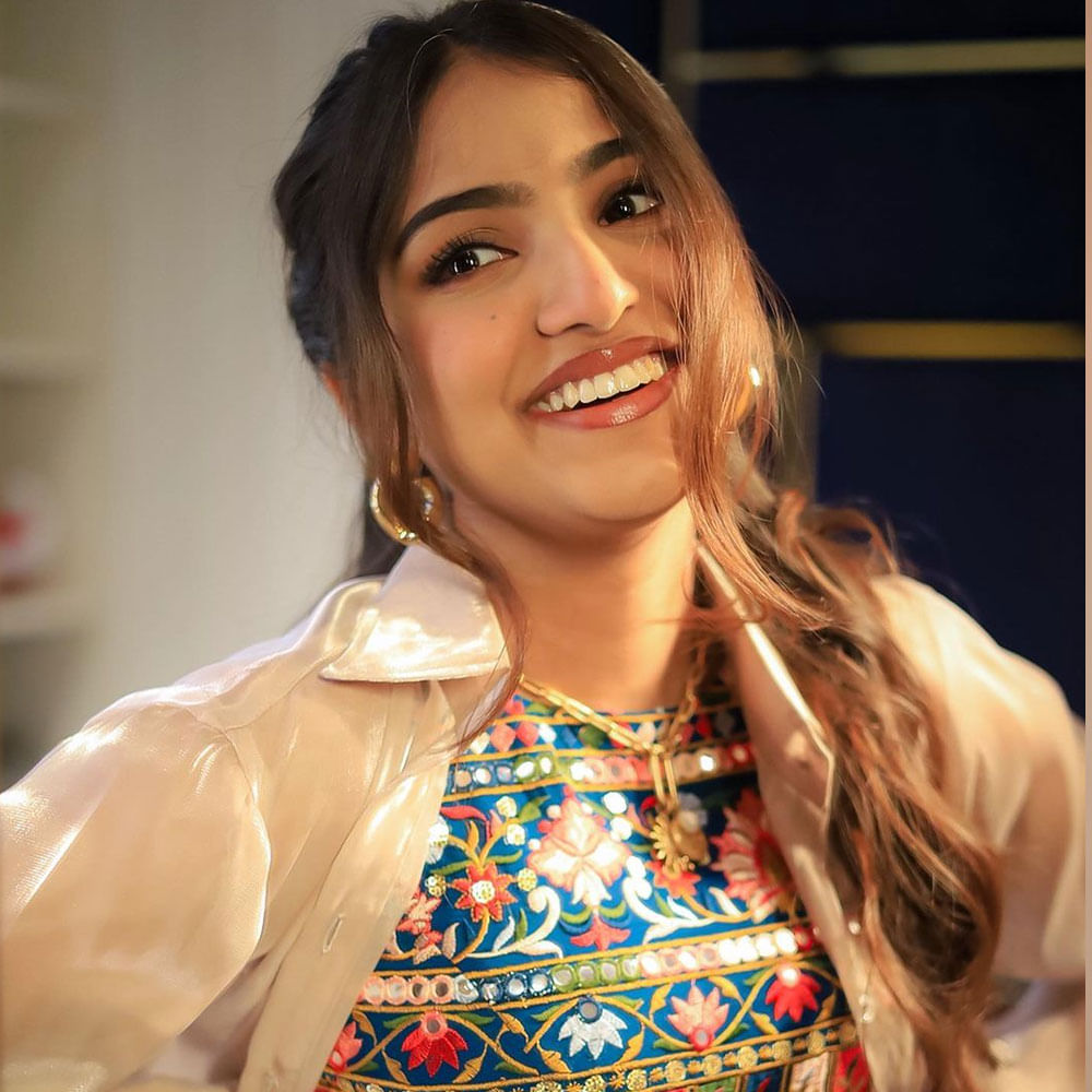  ఆ తర్వాత చైల్డ్ ఆర్టిస్ట్ గా పలు సినిమాల్లోనే కాకుండా.. సీరియల్స్ కూడా చేసింది. ఇక ఆ తర్వాత సీరియల్స్ లో మెయిన్ లీడ్ పాత్రలు పోషించింది. పసుపు కుంకుమ, గంగ మంగ సీరియల్లలో నటించింది. 