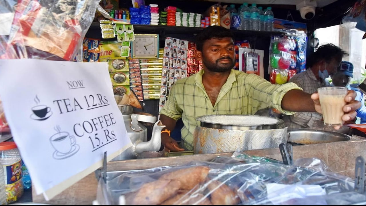 త్వరలో హోటళ్లలో టీ-కాఫీ ధరలు పెరిగే అవకాశం ఉందని బెంగళూరు హోటల్ ఓనర్స్ అసోసియేషన్ అధ్యక్షుడు పి.సి.రావు తెలిపారు.