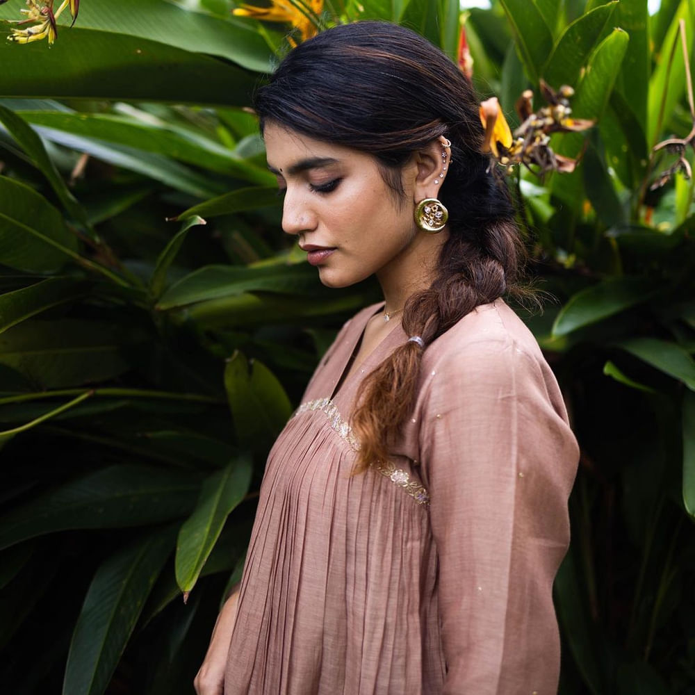 ప్రియా ప్రకాష్ వారియర్.. ఓవర్ నైట్ లో స్టార్ అయ్యి వింక్ గర్ల్ గా ఫుల్ క్రేజ్ తెచ్చుకున్న ఈ ముద్దుగుమ్మ కంప్లీట్ స్థాయిలో విజయాలు అందుకోలేకపోయింది. కానీ సోషల్ మీడియాలో హాట్ ఫోజులతో , కొత్త కొత్త ఫొటోస్ తో యూత్ లో గట్టి ఫాలోయింగ్ సంపాదించింది. లేటెస్ట్ గా ఈ సొగసరి షేర్ చేసే ఫొటోస్ చూసి కుర్రకారు ఉక్కిరి బిక్కిరి అవుతుంటారు.. గ్లామర్ డోస్ తో అందరిని ఆకట్టుకుంటుంది ప్రియా.