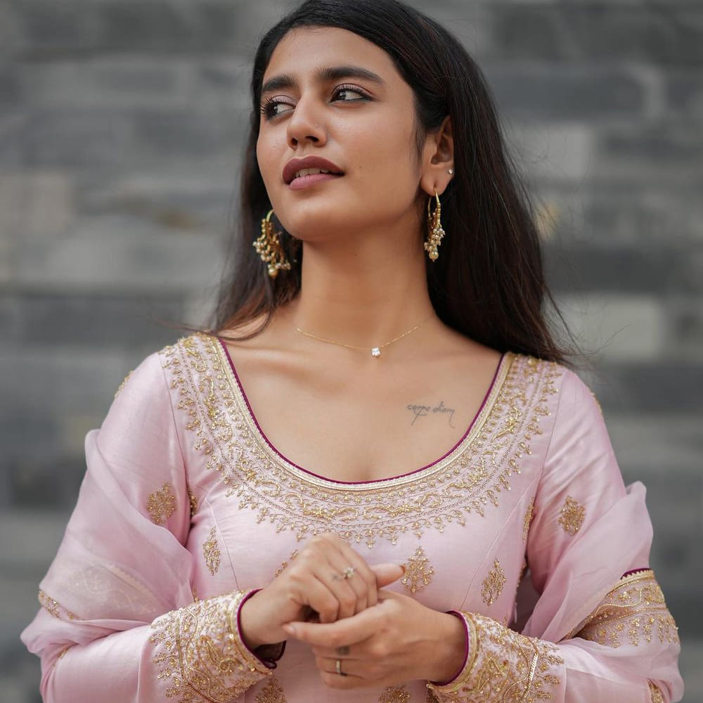 ప్రియా ప్రకాష్ వారియర్.. ఓవర్ నైట్ లో స్టార్ అయ్యి వింక్ గర్ల్ గా ఫుల్ క్రేజ్ తెచ్చుకున్న ఈ ముద్దుగుమ్మ కంప్లీట్ స్థాయిలో విజయాలు అందుకోలేకపోయింది. కానీ సోషల్ మీడియాలో హాట్ ఫోజులతో , కొత్త కొత్త ఫొటోస్ తో యూత్ లో గట్టి ఫాలోయింగ్ సంపాదించింది. లేటెస్ట్ గా ఈ సొగసరి షేర్ చేసే ఫొటోస్ చూసి కుర్రకారు ఉక్కిరి బిక్కిరి అవుతుంటారు.. గ్లామర్ డోస్ తో అందరిని ఆకట్టుకుంటుంది ప్రియా.