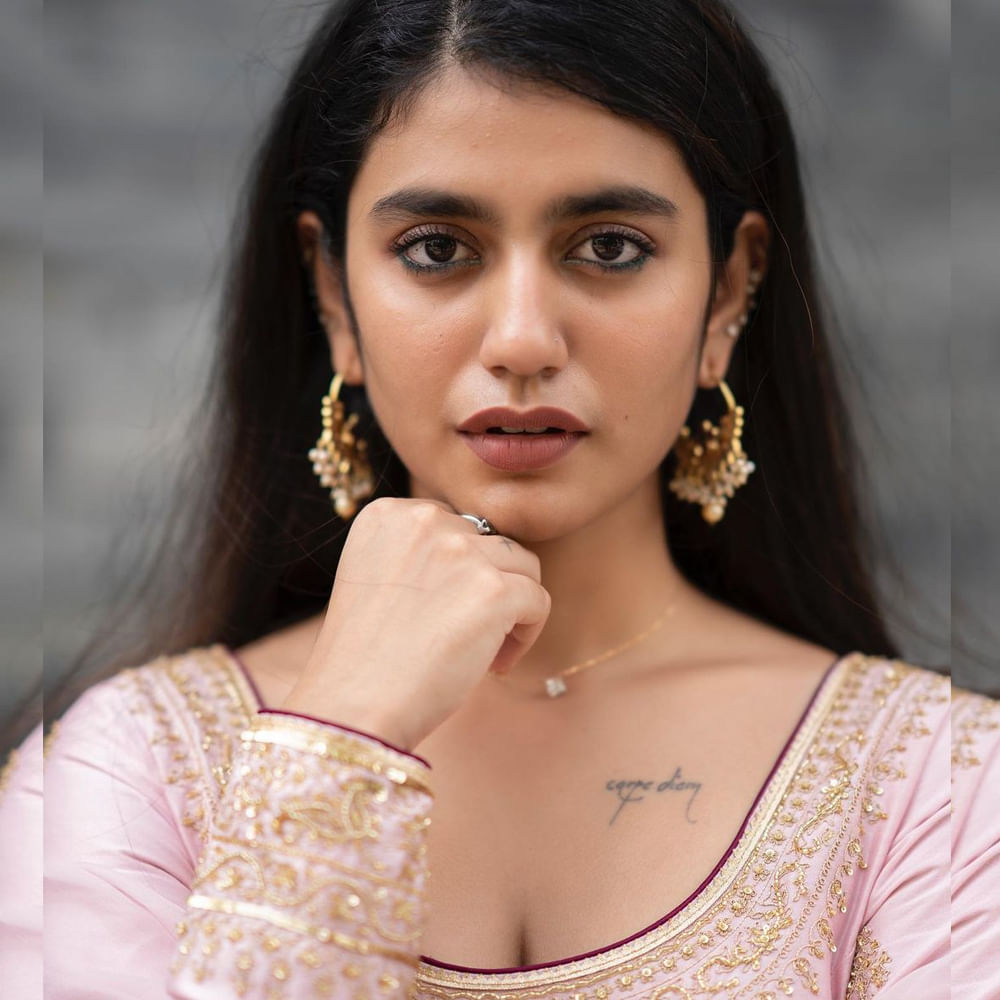 ప్రియా ప్రకాష్ వారియర్.. ఓవర్ నైట్ లో స్టార్ అయ్యి వింక్ గర్ల్ గా ఫుల్ క్రేజ్ తెచ్చుకున్న ఈ ముద్దుగుమ్మ కంప్లీట్ స్థాయిలో విజయాలు అందుకోలేకపోయింది. కానీ సోషల్ మీడియాలో హాట్ ఫోజులతో , కొత్త కొత్త ఫొటోస్ తో యూత్ లో గట్టి ఫాలోయింగ్ సంపాదించింది. లేటెస్ట్ గా ఈ సొగసరి షేర్ చేసే ఫొటోస్ చూసి కుర్రకారు ఉక్కిరి బిక్కిరి అవుతుంటారు.. గ్లామర్ డోస్ తో అందరిని ఆకట్టుకుంటుంది ప్రియా.