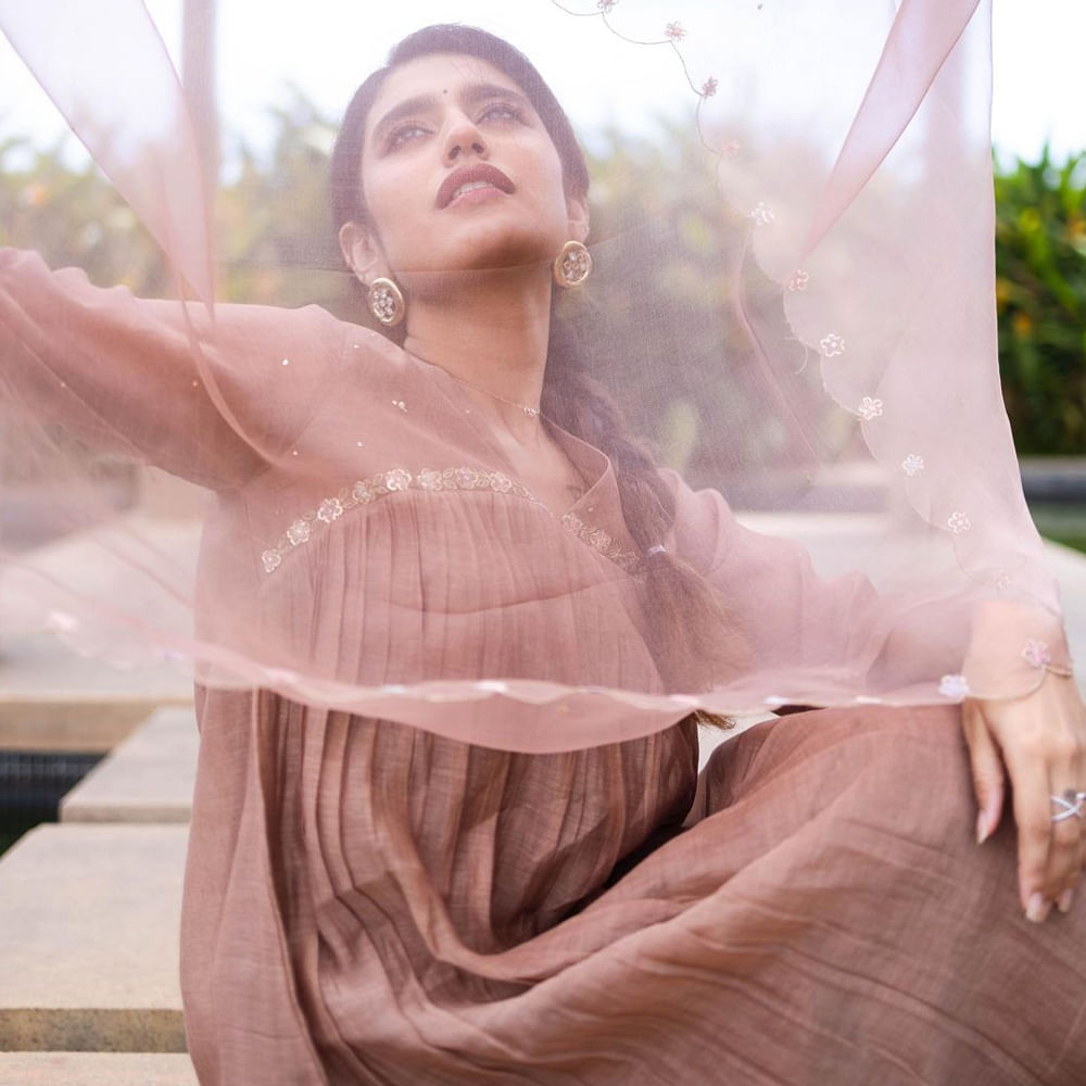 ప్రియా ప్రకాష్ వారియర్.. ఓవర్ నైట్ లో స్టార్ అయ్యి వింక్ గర్ల్ గా ఫుల్ క్రేజ్ తెచ్చుకున్న ఈ ముద్దుగుమ్మ కంప్లీట్ స్థాయిలో విజయాలు అందుకోలేకపోయింది. కానీ సోషల్ మీడియాలో హాట్ ఫోజులతో , కొత్త కొత్త ఫొటోస్ తో యూత్ లో గట్టి ఫాలోయింగ్ సంపాదించింది. లేటెస్ట్ గా ఈ సొగసరి షేర్ చేసే ఫొటోస్ చూసి కుర్రకారు ఉక్కిరి బిక్కిరి అవుతుంటారు.. గ్లామర్ డోస్ తో అందరిని ఆకట్టుకుంటుంది ప్రియా.