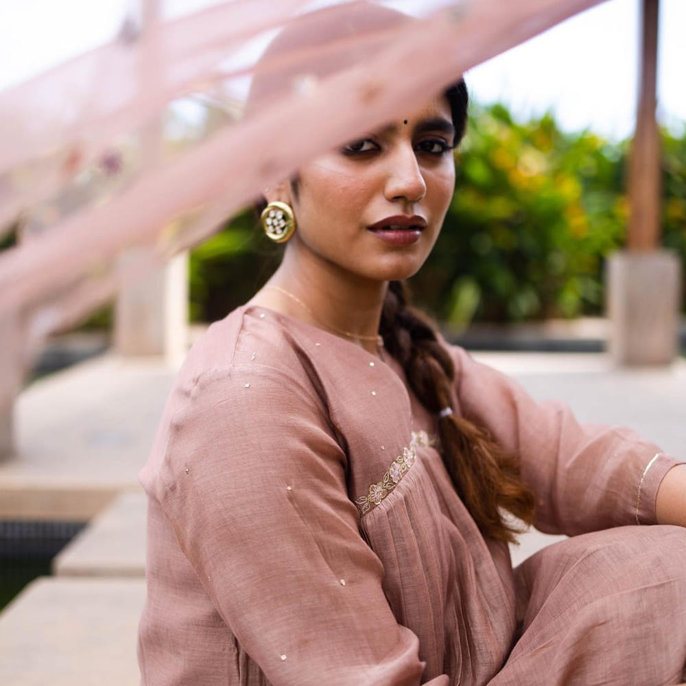 ప్రియా ప్రకాష్ వారియర్.. ఓవర్ నైట్ లో స్టార్ అయ్యి వింక్ గర్ల్ గా ఫుల్ క్రేజ్ తెచ్చుకున్న ఈ ముద్దుగుమ్మ కంప్లీట్ స్థాయిలో విజయాలు అందుకోలేకపోయింది. కానీ సోషల్ మీడియాలో హాట్ ఫోజులతో , కొత్త కొత్త ఫొటోస్ తో యూత్ లో గట్టి ఫాలోయింగ్ సంపాదించింది. లేటెస్ట్ గా ఈ సొగసరి షేర్ చేసే ఫొటోస్ చూసి కుర్రకారు ఉక్కిరి బిక్కిరి అవుతుంటారు.. గ్లామర్ డోస్ తో అందరిని ఆకట్టుకుంటుంది ప్రియా.