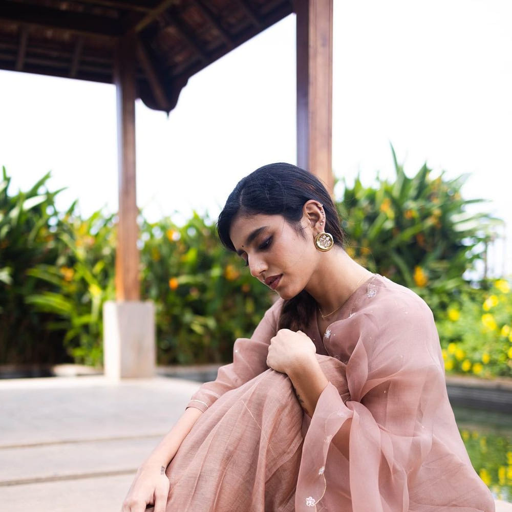 ప్రియా ప్రకాష్ వారియర్.. ఓవర్ నైట్ లో స్టార్ అయ్యి వింక్ గర్ల్ గా ఫుల్ క్రేజ్ తెచ్చుకున్న ఈ ముద్దుగుమ్మ కంప్లీట్ స్థాయిలో విజయాలు అందుకోలేకపోయింది. కానీ సోషల్ మీడియాలో హాట్ ఫోజులతో , కొత్త కొత్త ఫొటోస్ తో యూత్ లో గట్టి ఫాలోయింగ్ సంపాదించింది. లేటెస్ట్ గా ఈ సొగసరి షేర్ చేసే ఫొటోస్ చూసి కుర్రకారు ఉక్కిరి బిక్కిరి అవుతుంటారు.. గ్లామర్ డోస్ తో అందరిని ఆకట్టుకుంటుంది ప్రియా.