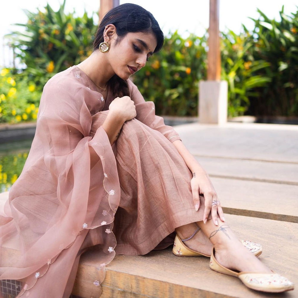 ప్రియా ప్రకాష్ వారియర్.. ఓవర్ నైట్ లో స్టార్ అయ్యి వింక్ గర్ల్ గా ఫుల్ క్రేజ్ తెచ్చుకున్న ఈ ముద్దుగుమ్మ కంప్లీట్ స్థాయిలో విజయాలు అందుకోలేకపోయింది. కానీ సోషల్ మీడియాలో హాట్ ఫోజులతో , కొత్త కొత్త ఫొటోస్ తో యూత్ లో గట్టి ఫాలోయింగ్ సంపాదించింది. లేటెస్ట్ గా ఈ సొగసరి షేర్ చేసే ఫొటోస్ చూసి కుర్రకారు ఉక్కిరి బిక్కిరి అవుతుంటారు.. గ్లామర్ డోస్ తో అందరిని ఆకట్టుకుంటుంది ప్రియా.